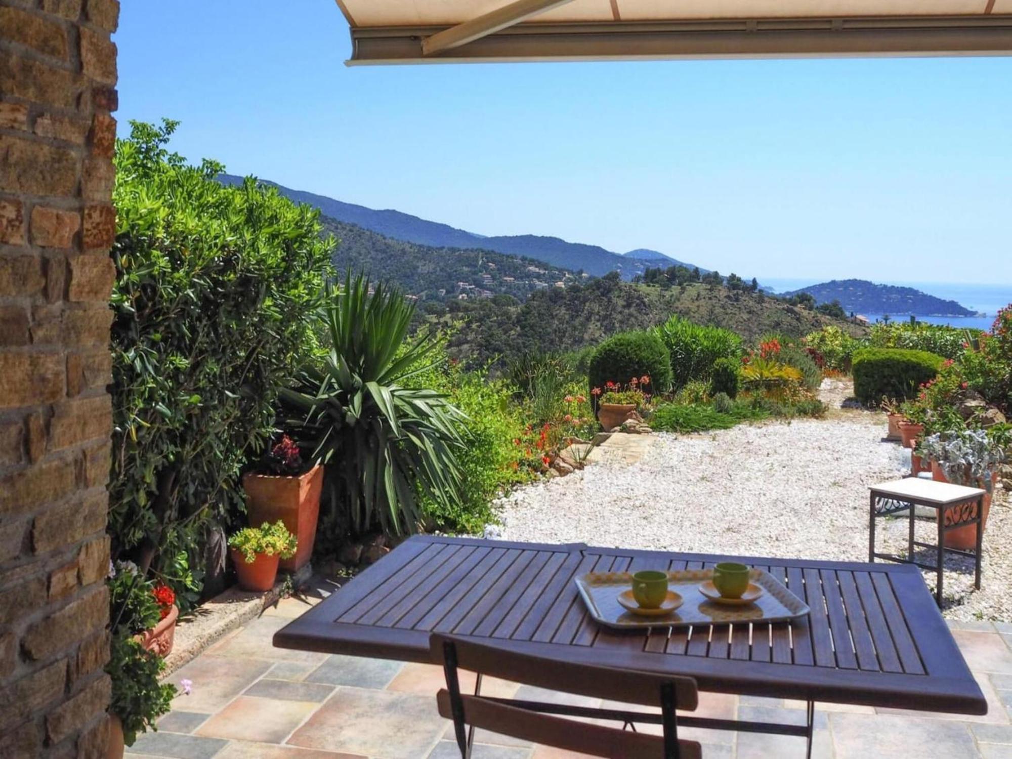 Pretty Tiny House With Sea View, Le Lavandou Exterior photo